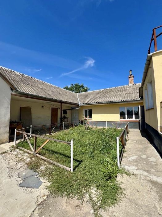Продам 2-поверховий житловий будинок
