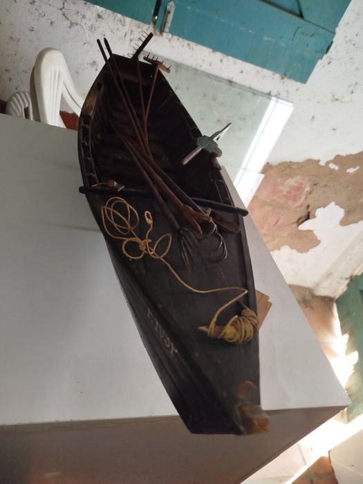 Grande e detalhado modelo de barco Avieiro com ferramentas de pesca.