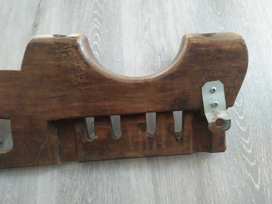 Cabide feito a partir de um jugo de bois