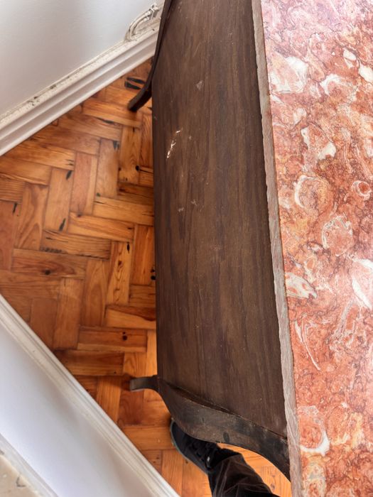 Comoda Luis XV com barriga e embutidos tampo em maemore rosa