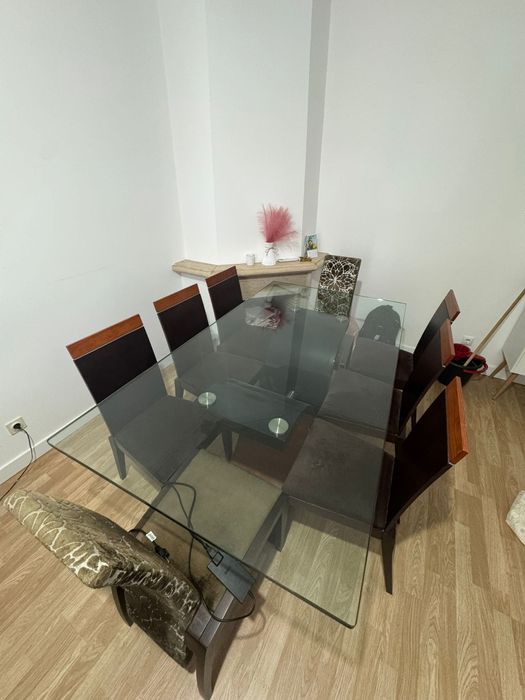 Mesa de 8 cadeiras com tampo em vidro
