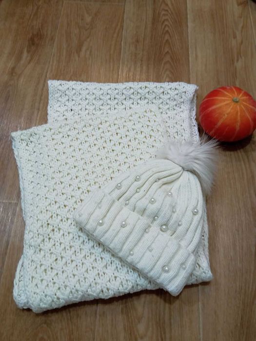 Жіноча шапка і снуд біілий