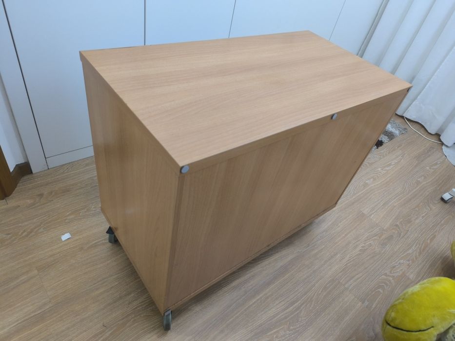 Cómoda de gavetas azul e branco