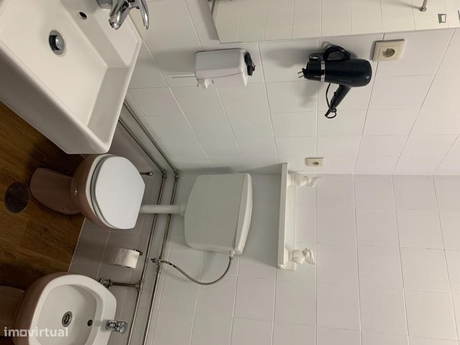 Quarto - localizado em Lordelo do Ouro Porto