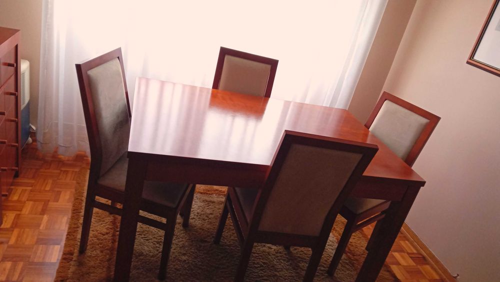Mesa de Sala de Jantar com quatro cadeiras