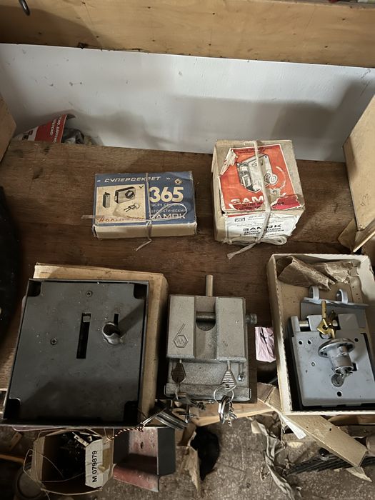 Замки врізні ,накладні та навісні