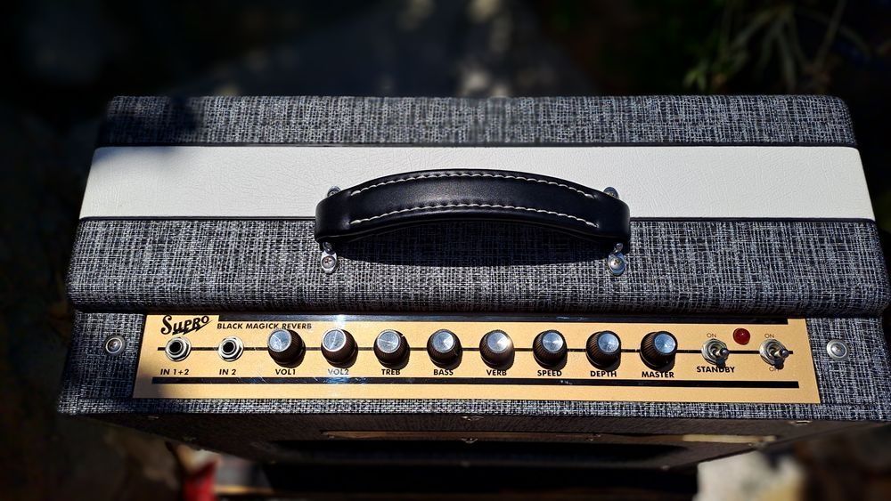 Amplificador de guitarra  Supro Black Magick Reverb Combo  novo sin uso com caixa