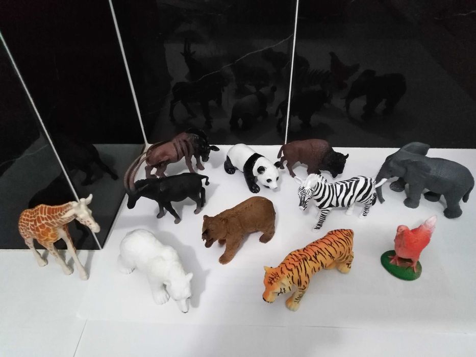 Conjunto de 11 figuras bonecos de animais selvagens (Individual 2€ ).