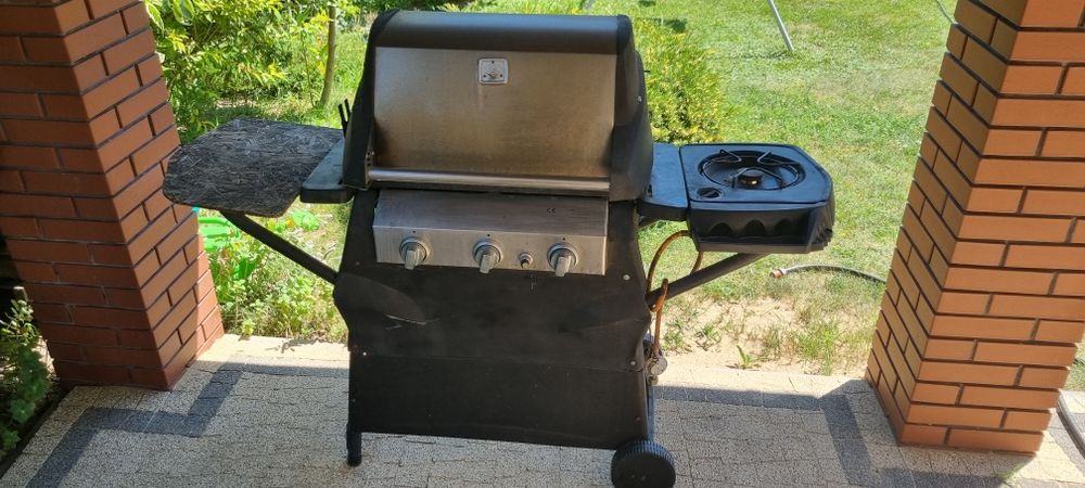 Grill gazowy sprawny ,(działa ale  palniki nadają się już do wymiany)