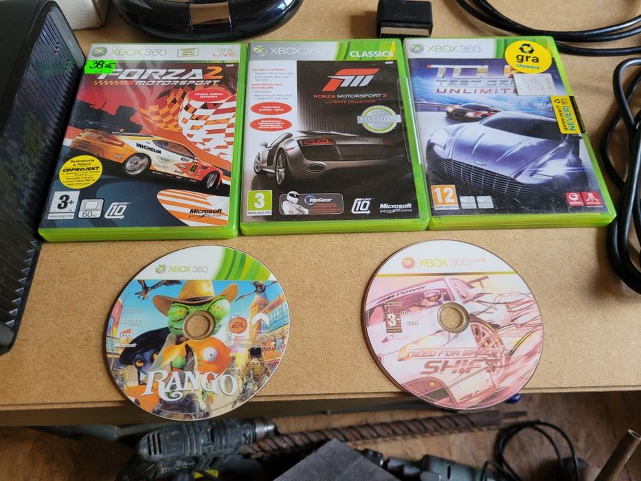 Sprzedam xboxa 360 z 2 padami kierownicą  I grami