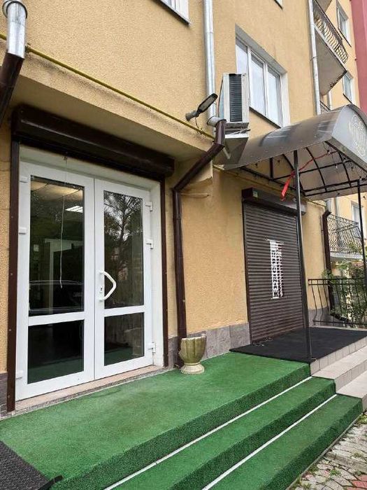 Комерційне приміщення в Богородчанах попри дорогу.