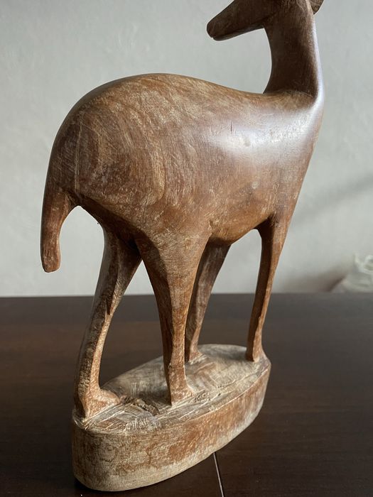 Drewniana rzeźba figurka jeleń naturalna rękodzieło