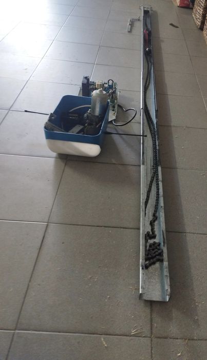 Motor e calha  para portão de garagem seccionado