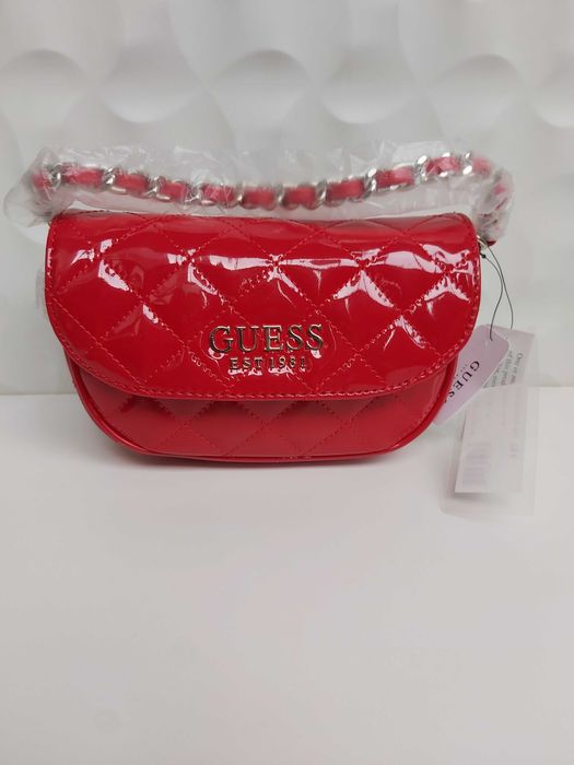 Czerwona torebka lakier GUESS nerka pasek monogram saszetkaT476