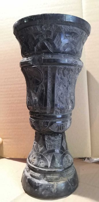 Waza rzeźbiona w węglu