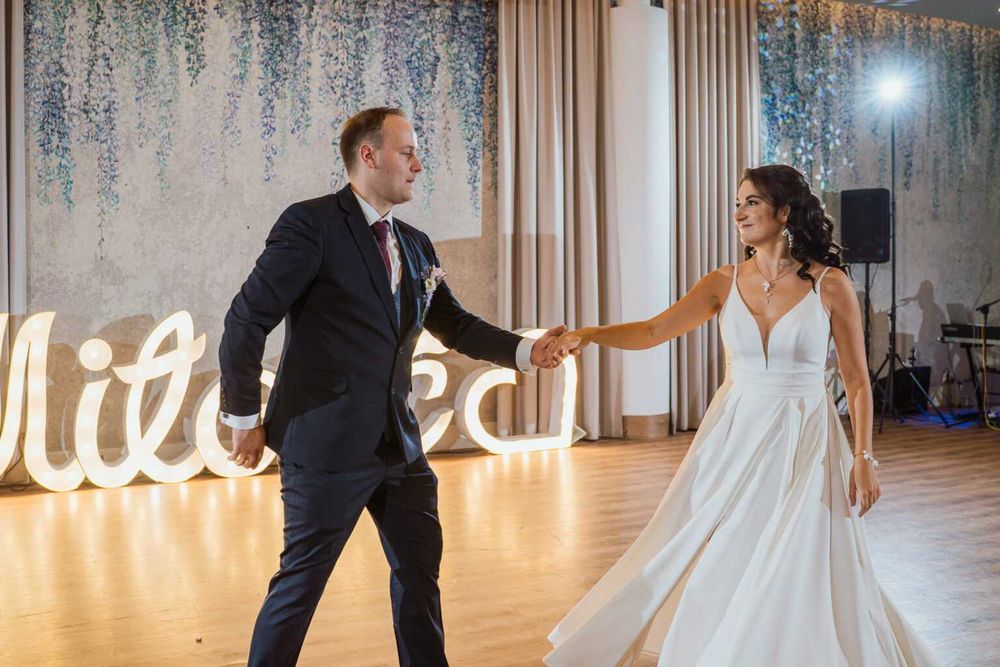 gładka suknia ślubna satyna kokarda