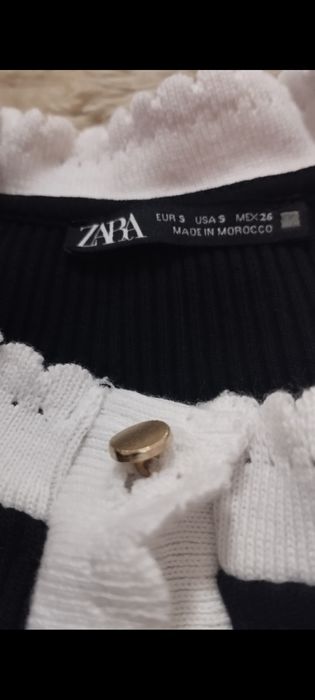 Camisola Zara preta branca e botões dourados