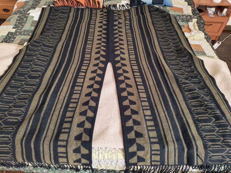 Poncho ciepłe z frędzlami