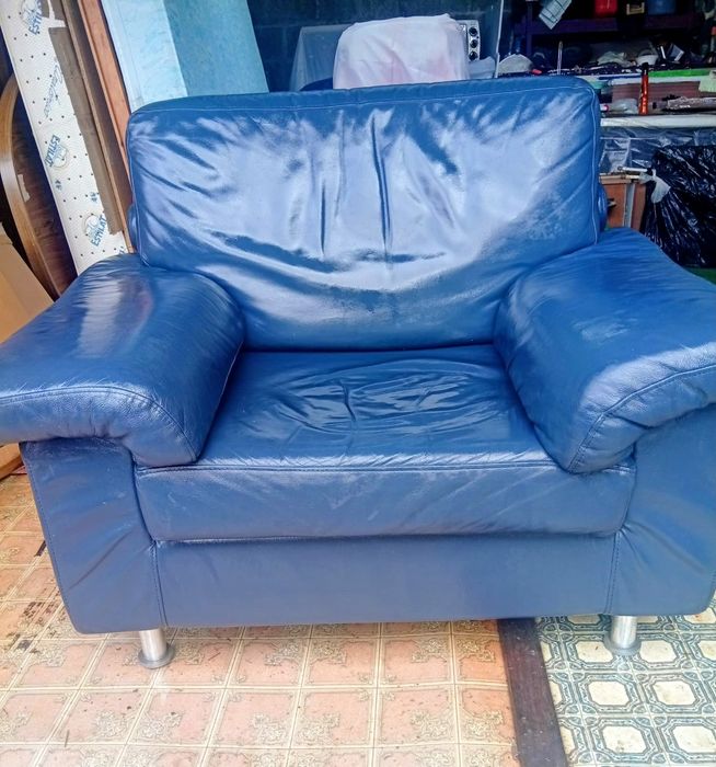 Sofá individual em pele genuína, cor azul