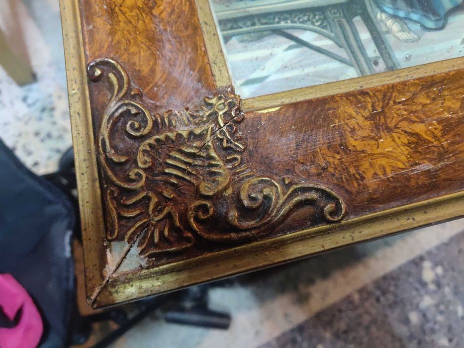 Quadro com moldura em madeira