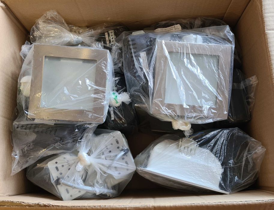 Focos em aço escovado para encastrar em tecto falso.