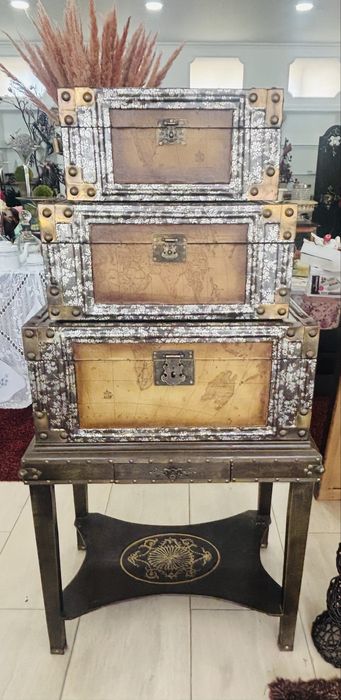 Conjunto de 3 arcas com mesa