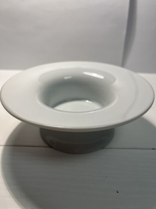 Dwa białe świeczniki Ikea