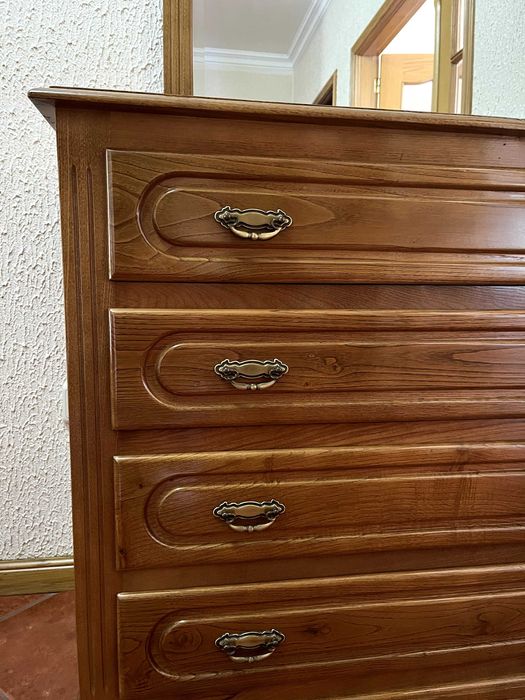 Cómoda com espelho e 4 gavetas