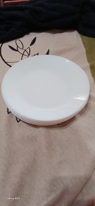 Білі святкові тарілки