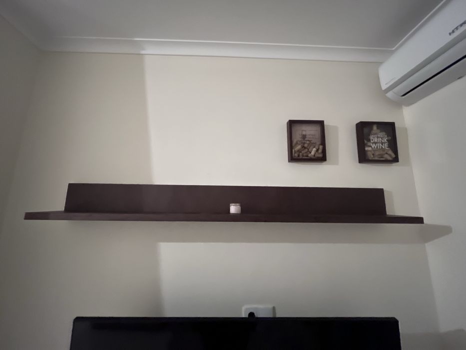 Movel de televisao com 3 gavetas e prateleira