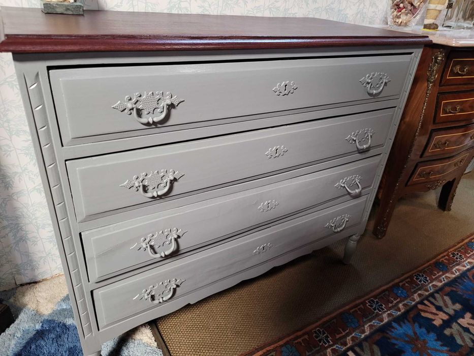 Cómoda antiga restaurada e pintada