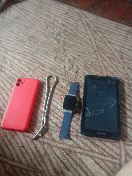 Продам лот .планшет.часи.цепочку.чехол.