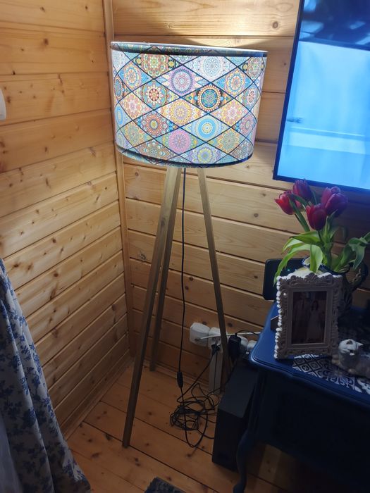Lampa stojąca na nogach