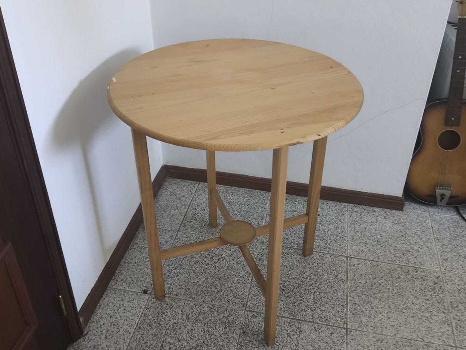Mesa camilha, 4 grandes  a 15 euros cada uma e uma pequena a 10 euros