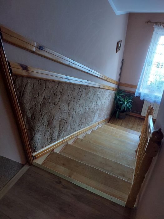 Schody jesionowe z balustradą kompletne. Trepy 34 szerokie 110 długie.