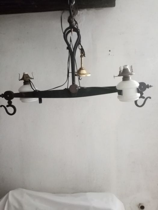 Candeeiro, Balança antiga de braços em ferro.