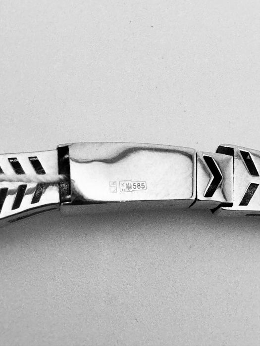 Золотоє кольє в білому кольорі