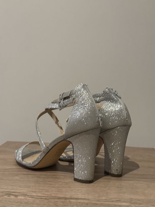 Nina New York Silver Glitter Rhinestone Strappy Flared Block Heel Sandals buty na obcasie