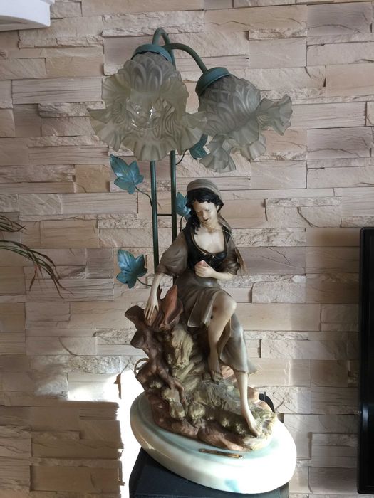 Piękna Włoska Lampka Nocna Postaciowa Marmur Alabaster