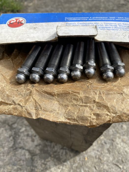 Рекулювальні болти ричагів  клапанів  ваз 21213 нового зразка..