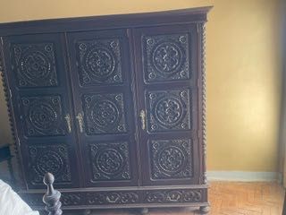 Quarto Antigo Completo – 1.500 €  Vende-se quarto antigo em madeira, de estilo clássico.  Composto por:  1 cama  1 guarda-fatos  2 mesas de cabeceira