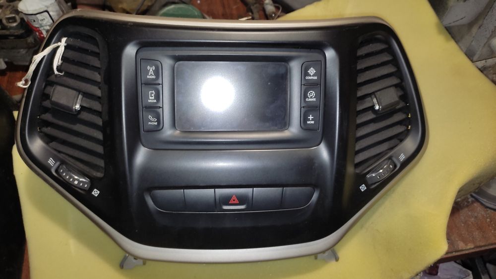 Продам рамку магнитолы Jeep Cherokee