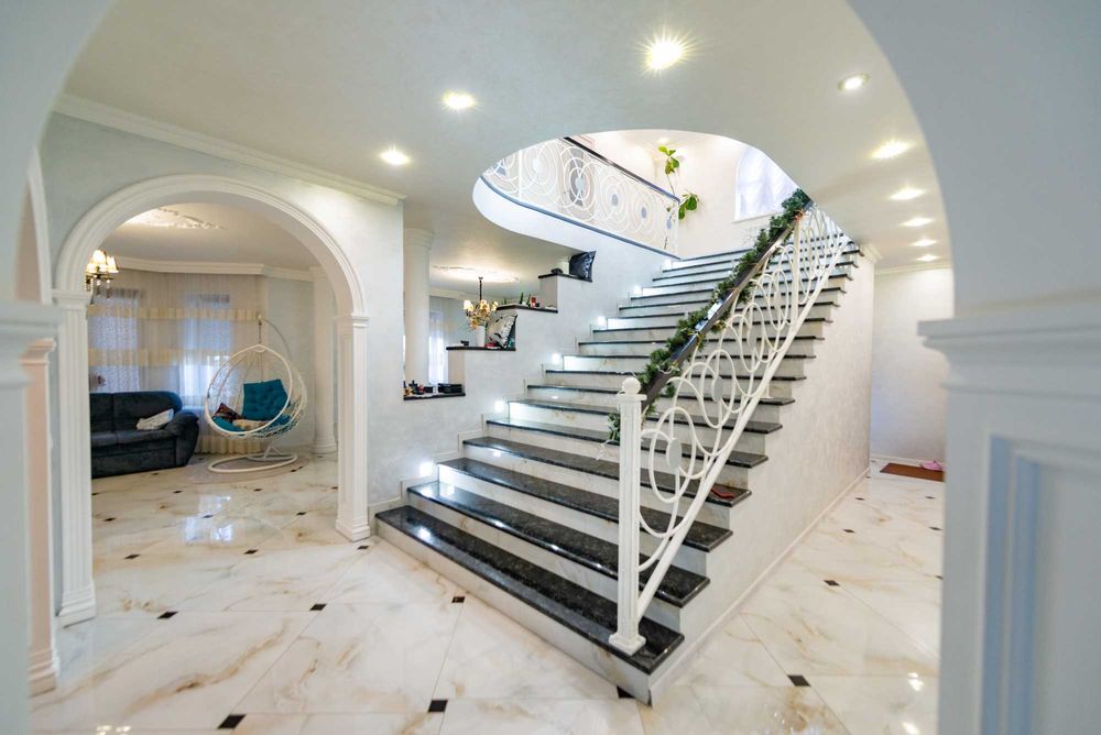 Особняк 280,0 м кв. сучасний ремонт, меблі, техніка, 0,18га.