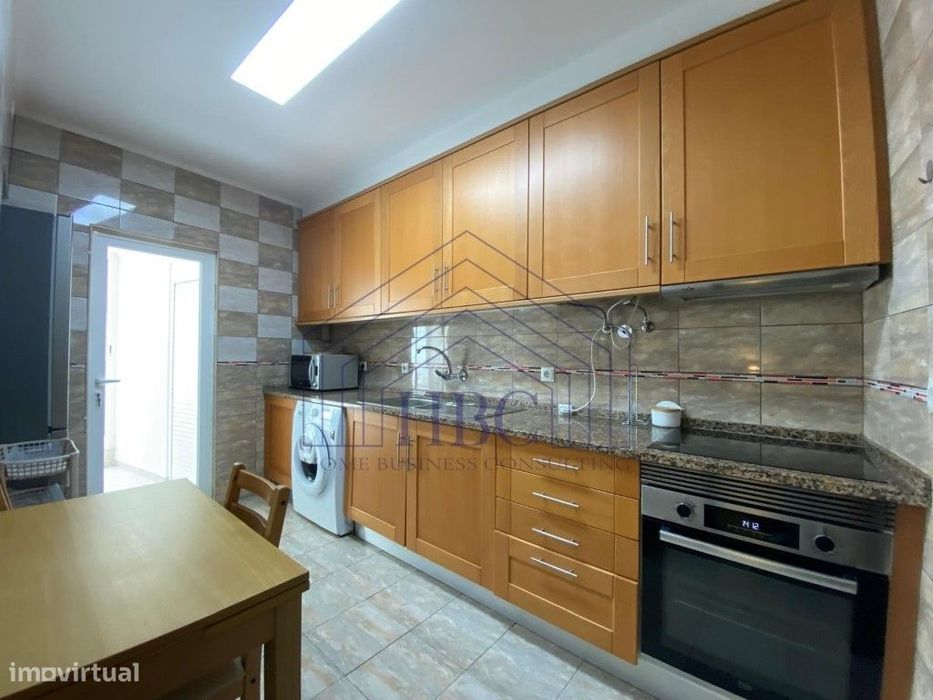 Apartamento T2 Mobilado, Com Terraço Em Almada