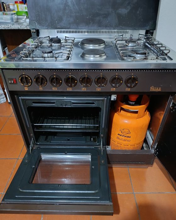 Fogão Marca S.I.A.R. com 4 Bicos a Gás e 2 Eletri