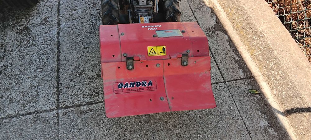 Motocultivador Honda a gasolina como novo.