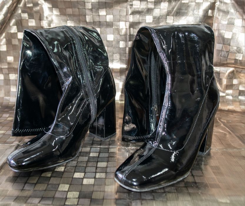 Botas de cano alto pretas em verniz brilhante e salto bloco