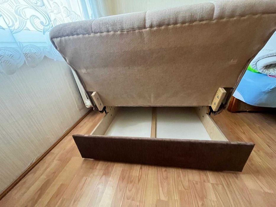 Sofa dwuosobowa z funkcją spania i pojemnikiem