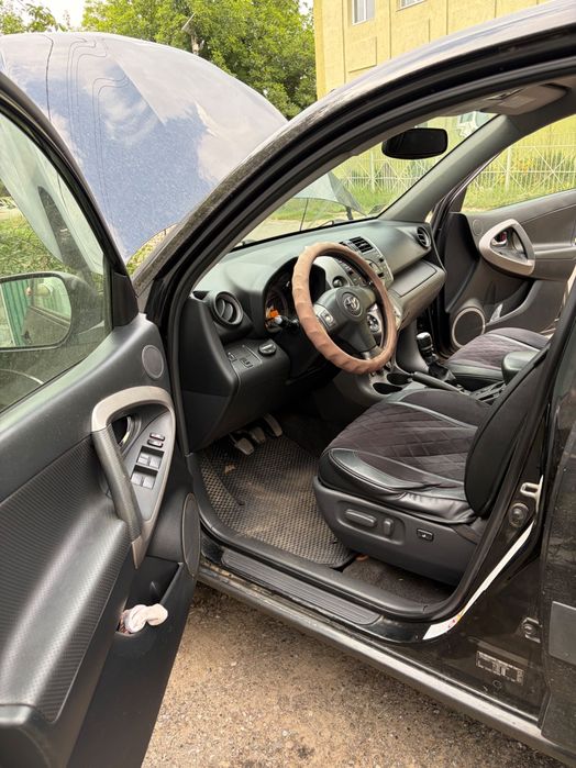 Продаю автомобіль Toyota rav4 2006року. Машина в робочому стані, все працює. Деталі по телефону.