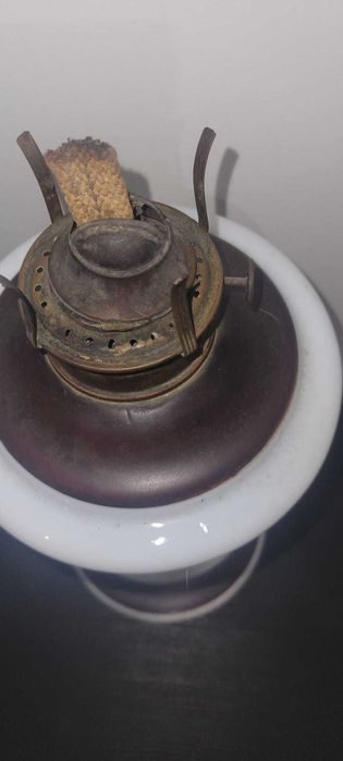 Antigo Candeeiro a Petróleo em Vidro Opala Pintado à Mão